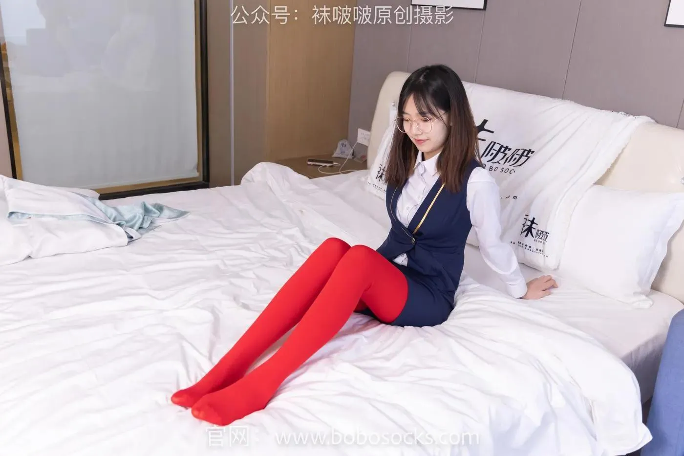 [BoBoSocks袜啵啵]NO.132 小甜豆-aj1板鞋、蓝色短靴、厚黑丝、厚红丝 [145P]插图7